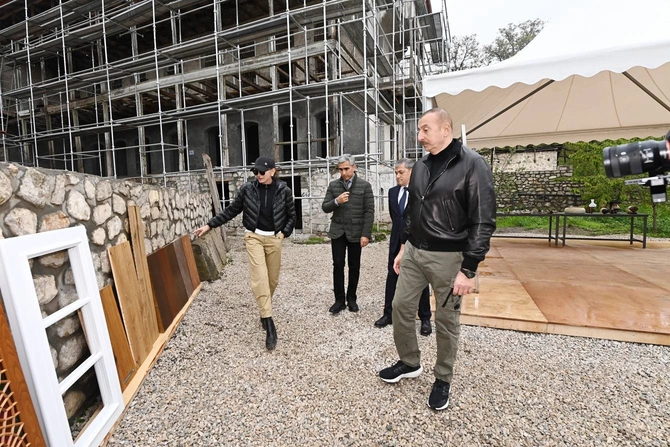 Prezident və birinci xanım “Shusha Boutique Hotel”in yerləşəcəyi ərazidə olublar — FOTOLAR Prezident və birinci xanım “Shusha Boutique Hotel”in yerləşəcəyi ərazidə olublar — FOTOLAR