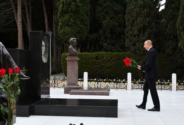 İlham Əliyev və Mehriban Əliyeva ulu öndər Heydər Əliyevin məzarını ziyarət etdilər — FOTOLAR