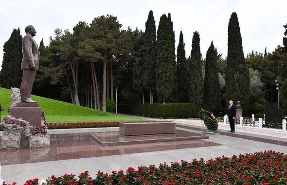 İlham Əliyev və Mehriban Əliyeva ulu öndər Heydər Əliyevin məzarını ziyarət etdilər — FOTOLAR