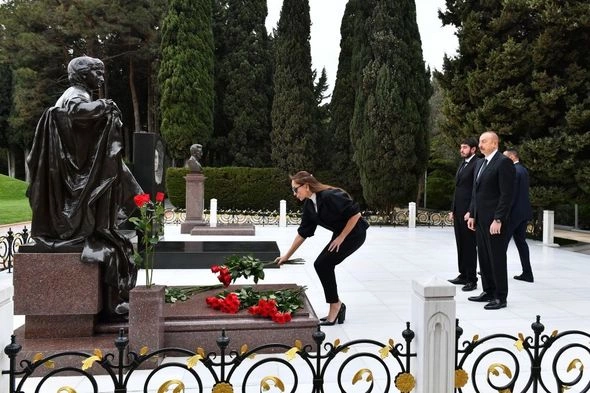 İlham Əliyev və Mehriban Əliyeva ulu öndər Heydər Əliyevin məzarını ziyarət etdilər — FOTOLAR