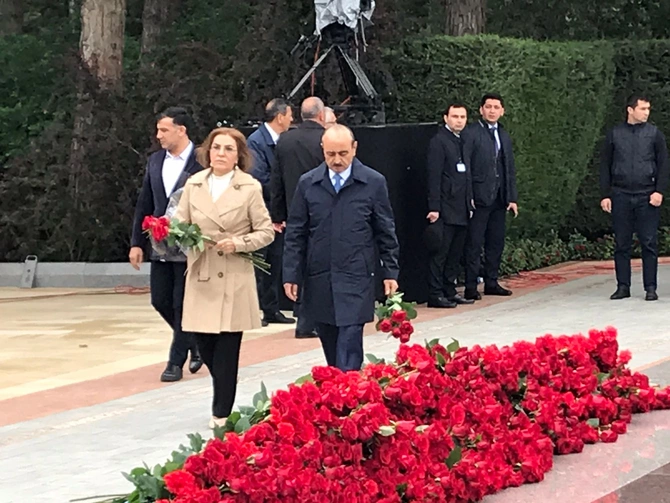 Əli Həsənov üzə çıxdı — Sabiq köməkçi Fəxri Xiyabanda göründü Əli Həsənov üzə çıxdı — Sabiq köməkçi Fəxri Xiyabanda göründü