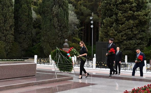İlham Əliyev və Mehriban Əliyeva ulu öndər Heydər Əliyevin məzarını ziyarət etdilər — FOTOLAR