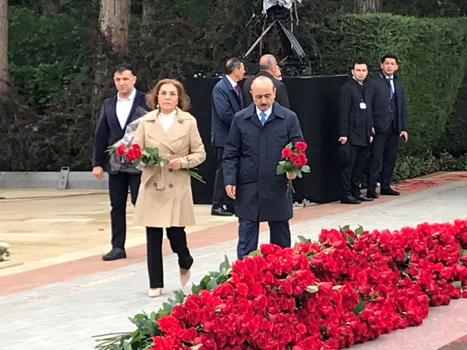 Əli Həsənov üzə çıxdı — Sabiq köməkçi Fəxri Xiyabanda göründü Əli Həsənov üzə çıxdı — Sabiq köməkçi Fəxri Xiyabanda göründü