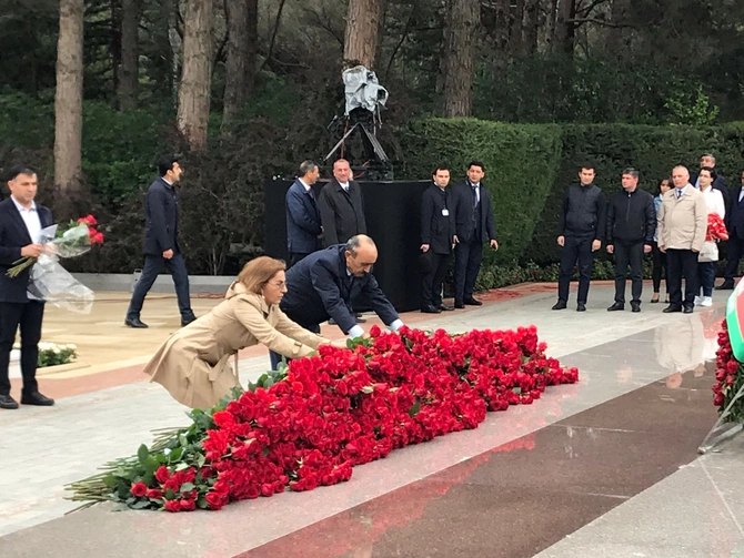 Əli Həsənov üzə çıxdı — Sabiq köməkçi Fəxri Xiyabanda göründü Əli Həsənov üzə çıxdı — Sabiq köməkçi Fəxri Xiyabanda göründü