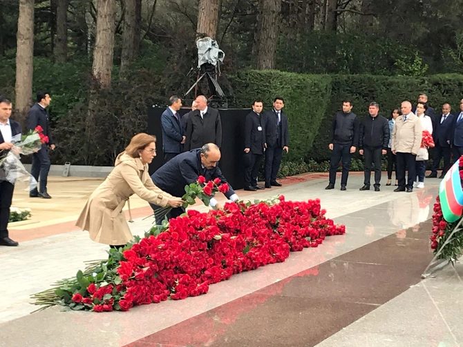 Əli Həsənov üzə çıxdı — Sabiq köməkçi Fəxri Xiyabanda göründü Əli Həsənov üzə çıxdı — Sabiq köməkçi Fəxri Xiyabanda göründü
