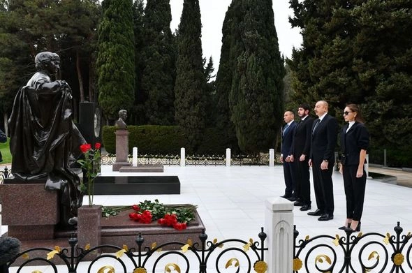 İlham Əliyev və Mehriban Əliyeva ulu öndər Heydər Əliyevin məzarını ziyarət etdilər — FOTOLAR