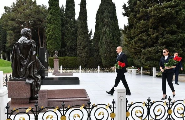 İlham Əliyev və Mehriban Əliyeva ulu öndər Heydər Əliyevin məzarını ziyarət etdilər — FOTOLAR