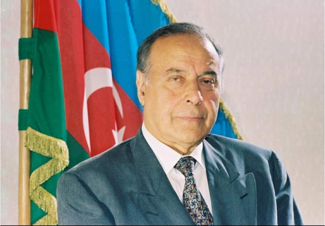 Şuşada milli bayrağımızın qürurla dalğalanması Heydər Əliyev siyasətinin təntənəsidir Şuşada milli bayrağımızın qürurla dalğalanması Heydər Əliyev siyasətinin təntənəsidir