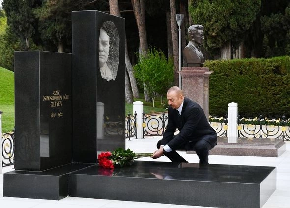 İlham Əliyev və Mehriban Əliyeva ulu öndər Heydər Əliyevin məzarını ziyarət etdilər — FOTOLAR