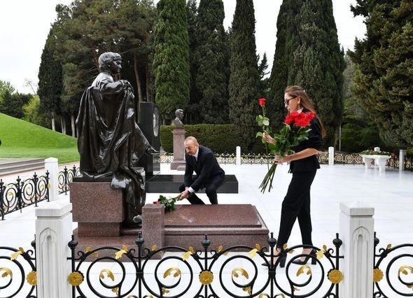 İlham Əliyev və Mehriban Əliyeva ulu öndər Heydər Əliyevin məzarını ziyarət etdilər — FOTOLAR