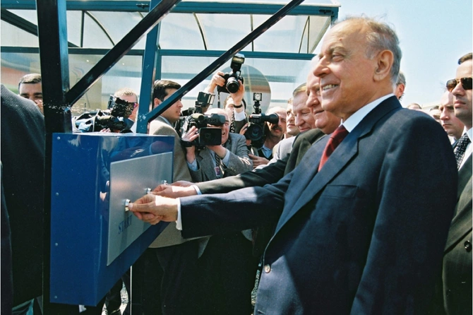Şuşada milli bayrağımızın qürurla dalğalanması Heydər Əliyev siyasətinin təntənəsidir Şuşada milli bayrağımızın qürurla dalğalanması Heydər Əliyev siyasətinin təntənəsidir