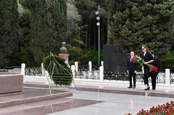 İlham Əliyev və Mehriban Əliyeva ulu öndər Heydər Əliyevin məzarını ziyarət etdilər — FOTOLAR
