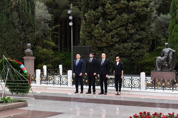 İlham Əliyev və Mehriban Əliyeva ulu öndər Heydər Əliyevin məzarını ziyarət etdilər — FOTOLAR