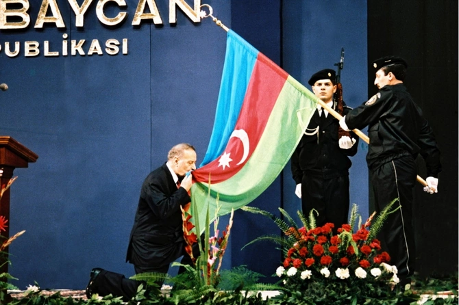 Şuşada milli bayrağımızın qürurla dalğalanması Heydər Əliyev siyasətinin təntənəsidir Şuşada milli bayrağımızın qürurla dalğalanması Heydər Əliyev siyasətinin təntənəsidir