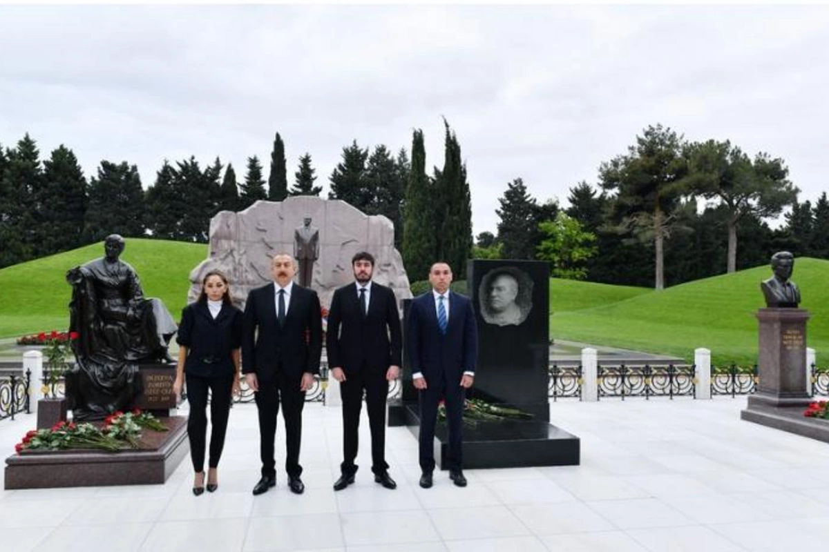 İlham Əliyev və Mehriban Əliyeva ulu öndər Heydər Əliyevin məzarını ziyarət etdilər — FOTOLAR