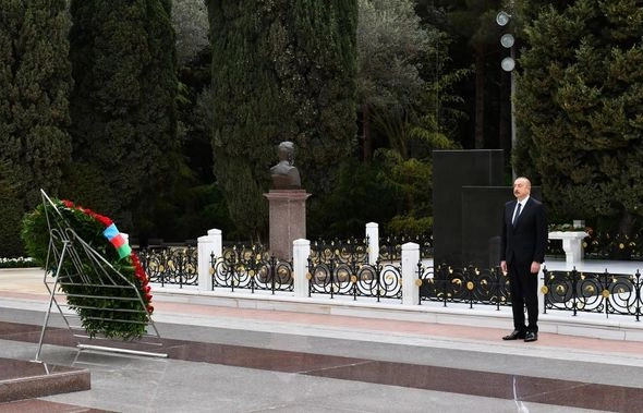 İlham Əliyev və Mehriban Əliyeva ulu öndər Heydər Əliyevin məzarını ziyarət etdilər — FOTOLAR