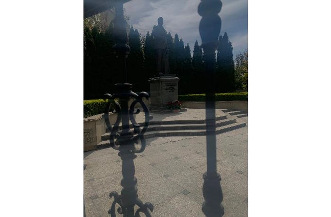 Ukraynadakı səfirliyimizdən biabırçılıq: Heydər Əliyevin abidəsini ziyarət etmək istəyənləri geri qaytardılar — FOTOLAR