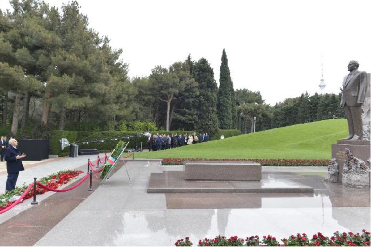 “Azərsun Holdinq” Ulu Öndərin məzarını ziyarət etdi — FOTOLAR
