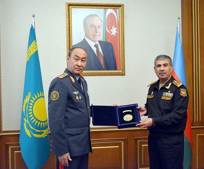 Azərbaycan və Qazaxıstanın birgə hərbi təlimlər keçirməsi məsələsi müzakirə olundu — FOTOLAR