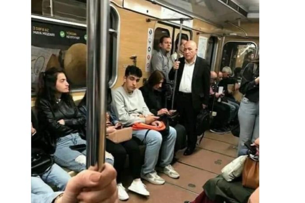 Azərbaycanın keçmiş Baş naziri metroda ayaqüstdə qaldı — FOTO