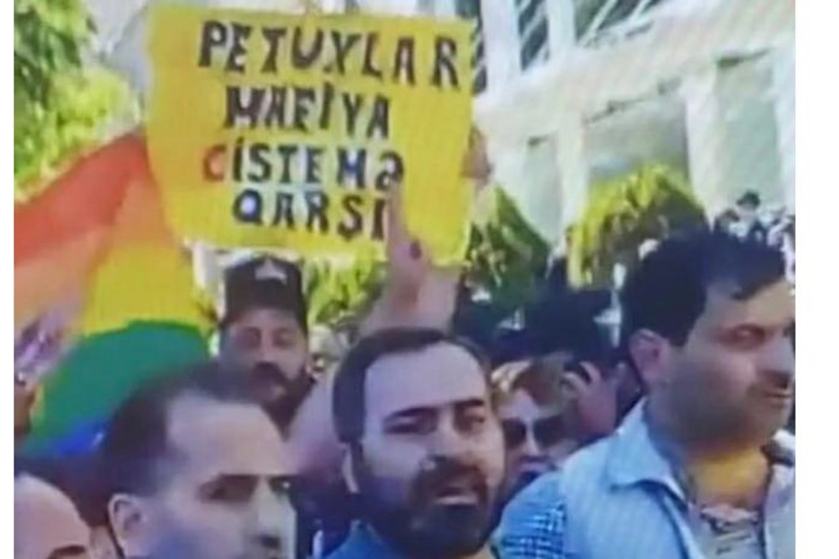 Bakıdakı aksiyada LGBT bayrağı dalğalandırıldı — FOTO