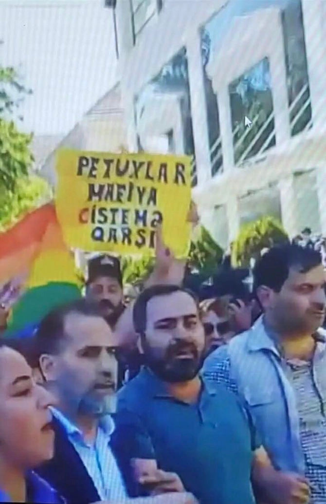Gəldilər, foto çəkdirib dağılışdılar: LGBT bayraqlarının bəzədiyi aksiya… Gəldilər, foto çəkdirib dağılışdılar: LGBT bayraqlarının bəzədiyi aksiya…