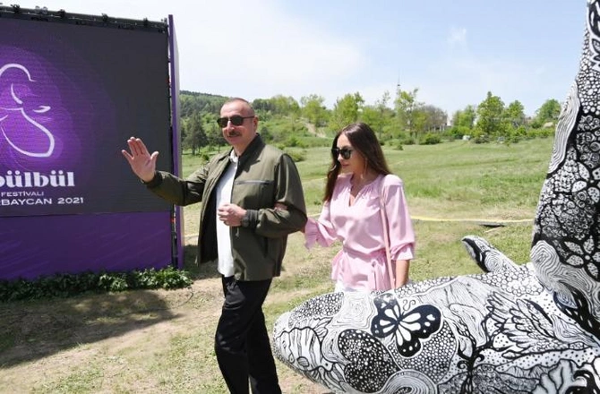 V festival: Şuşa sevinir, xarıbülbül çiçək açır, həyat qayıdır... V festival: Şuşa sevinir, xarıbülbül çiçək açır, həyat qayıdır...