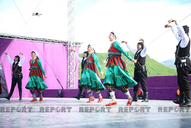 Şuşada “Xarıbülbül” Beynəlxalq Folklor Festivalı başa çatdı — FOTOLAR Şuşada “Xarıbülbül” Beynəlxalq Folklor Festivalı başa çatdı — FOTOLAR