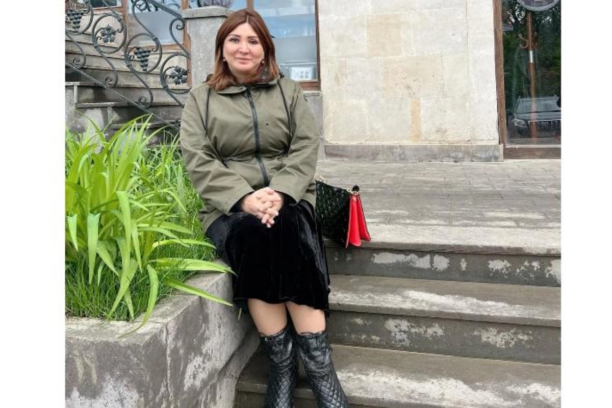 “Adım yazılan stula hücum olub, guya “ziyalı”dır, “qhtşnik”dir, əslində isə mədəniyyətsiz, ədəbsizdir” — Aynur Camal yenə yer davası elədi