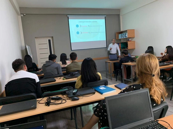 Baş redaktor “Mediada smartfon dövrü” mövzusunda təlim keçdi — FOTOLAR