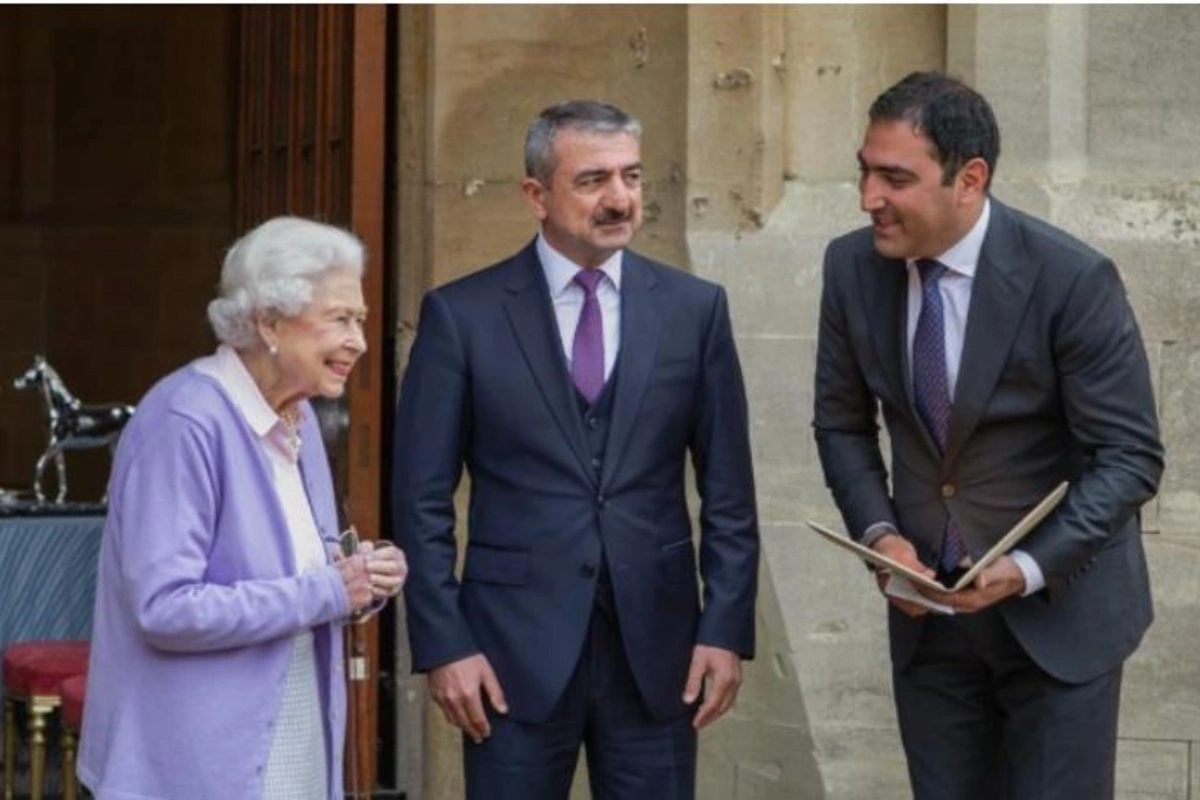 İlham Əliyev Kraliça II Elizabetə at hədiyyə göndərdi — FOTOLAR