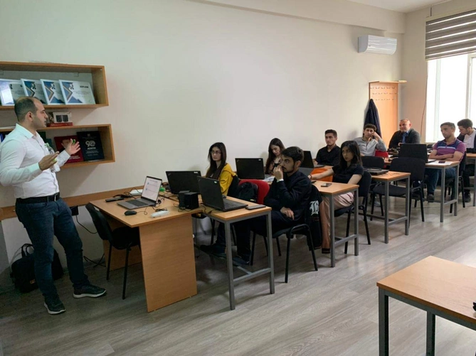 Baş redaktor “Mediada smartfon dövrü” mövzusunda təlim keçdi — FOTOLAR