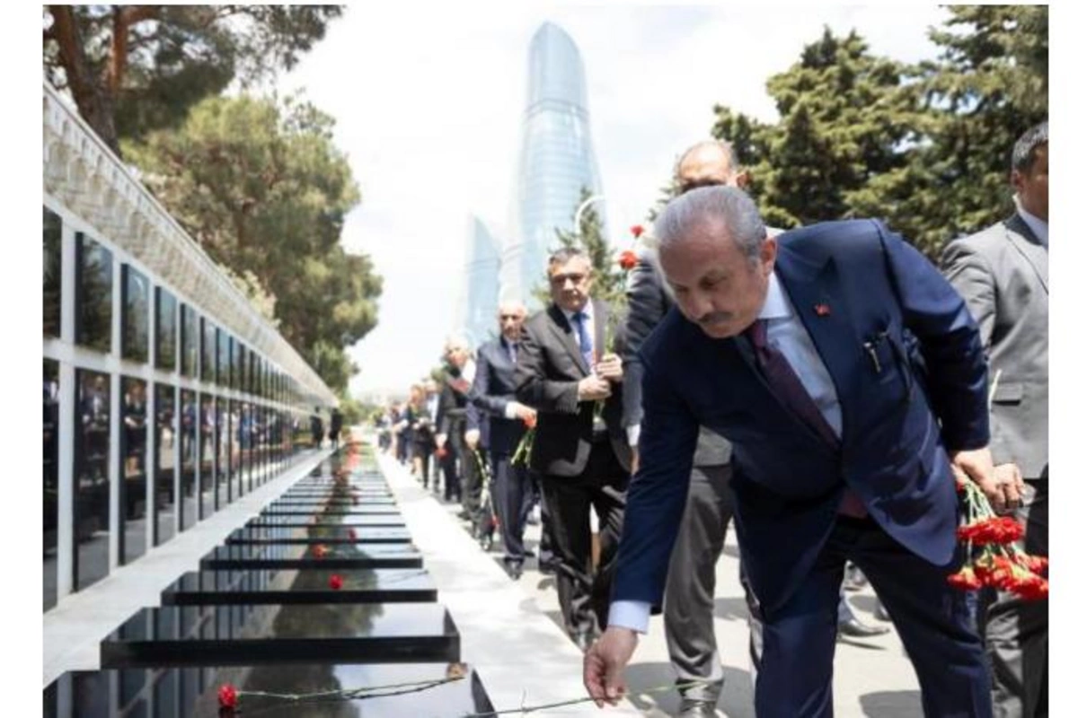 Türkiyə Böyük Millət Məclisinin sədri Şəhidlər Xiyabanını ziyarət etdi
