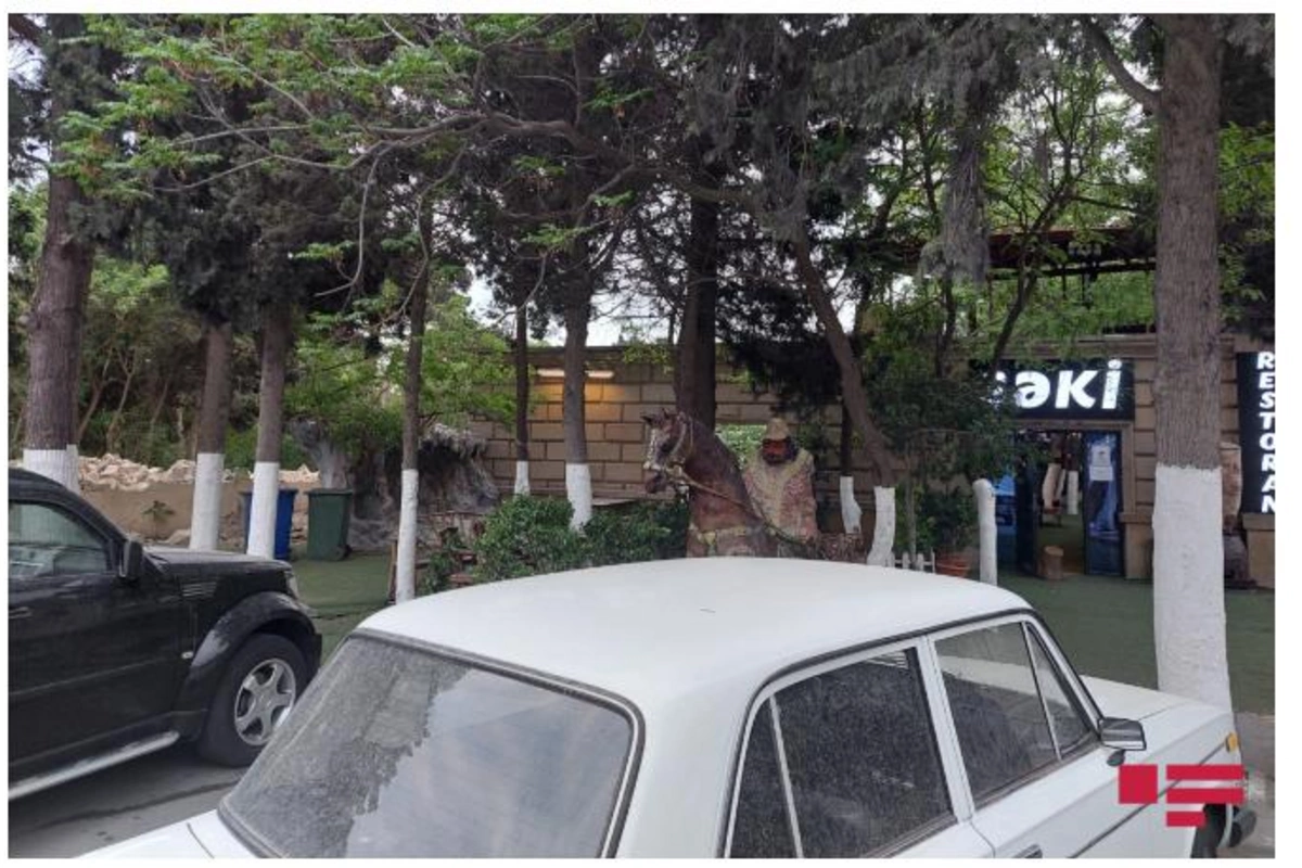 Mərkəzi Nəbatat Bağında yerləşən “Şəki” restoranı sökülməyə başlandı