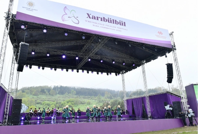 V “Xarıbülbül” Beynəlxalq Folklor Festivalı bir daha dünyaya bəyan etdi: Vətəndən pay olmaz! V “Xarıbülbül” Beynəlxalq Folklor Festivalı bir daha dünyaya bəyan etdi: Vətəndən pay olmaz!