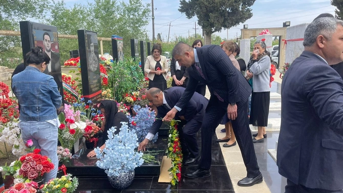 Salyanda şəhidin məzarı ziyarət olundu — FOTOLAR