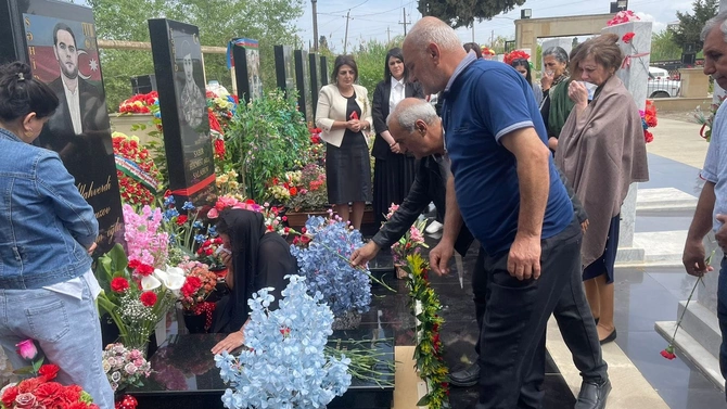 Salyanda şəhidin məzarı ziyarət olundu — FOTOLAR