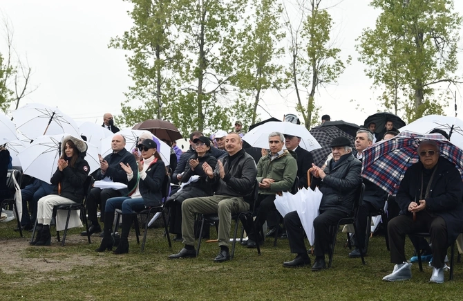 V “Xarıbülbül” Beynəlxalq Folklor Festivalı bir daha dünyaya bəyan etdi: Vətəndən pay olmaz! V “Xarıbülbül” Beynəlxalq Folklor Festivalı bir daha dünyaya bəyan etdi: Vətəndən pay olmaz!