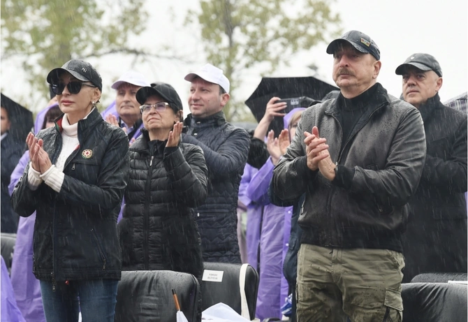 V “Xarıbülbül” Beynəlxalq Folklor Festivalı bir daha dünyaya bəyan etdi: Vətəndən pay olmaz! V “Xarıbülbül” Beynəlxalq Folklor Festivalı bir daha dünyaya bəyan etdi: Vətəndən pay olmaz!