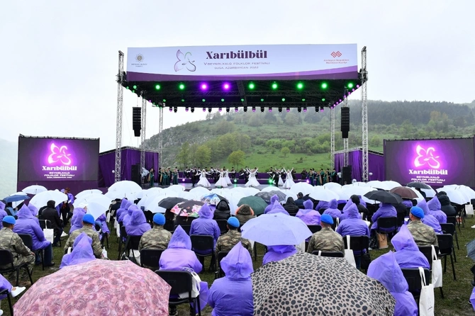 V “Xarıbülbül” Beynəlxalq Folklor Festivalı bir daha dünyaya bəyan etdi: Vətəndən pay olmaz! V “Xarıbülbül” Beynəlxalq Folklor Festivalı bir daha dünyaya bəyan etdi: Vətəndən pay olmaz!