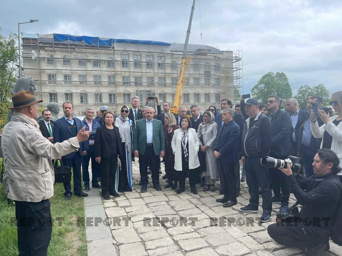 İƏT PA-nın Üçüncü Ümumi Konfransının iştirakçıları “Güllələnmiş heykəllər”i ziyarət etdilər — FOTOLAR