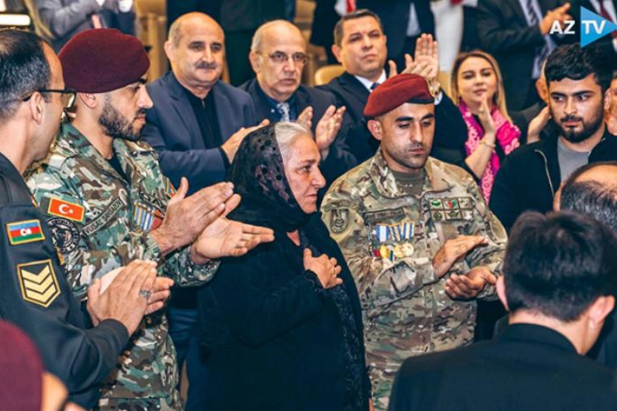 Polad Həşimovun anası AzTV-nin canlı efirində ayaqüstə alqışlandı — VİDEO