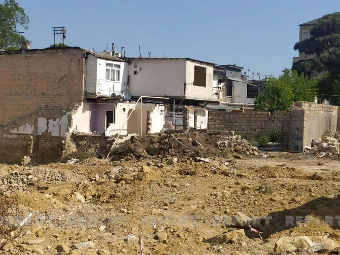 Bakıda bina tikintisi ilə bağlı ağaclar kəsilir — VİDEO Bakıda bina tikintisi ilə bağlı ağaclar kəsilir — VİDEO