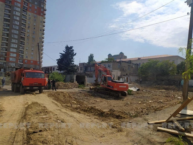Bakıda bina tikintisi ilə bağlı ağaclar kəsilir — VİDEO Bakıda bina tikintisi ilə bağlı ağaclar kəsilir — VİDEO