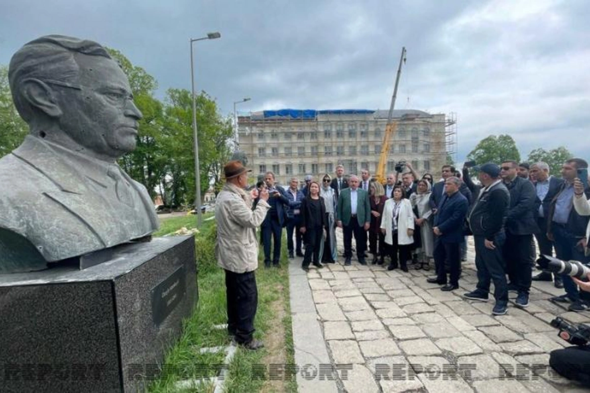 İƏT PA-nın Üçüncü Ümumi Konfransının iştirakçıları “Güllələnmiş heykəllər”i ziyarət etdilər — FOTOLAR