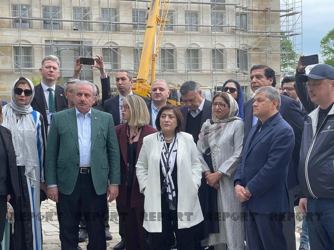 İƏT PA-nın Üçüncü Ümumi Konfransının iştirakçıları “Güllələnmiş heykəllər”i ziyarət etdilər — FOTOLAR