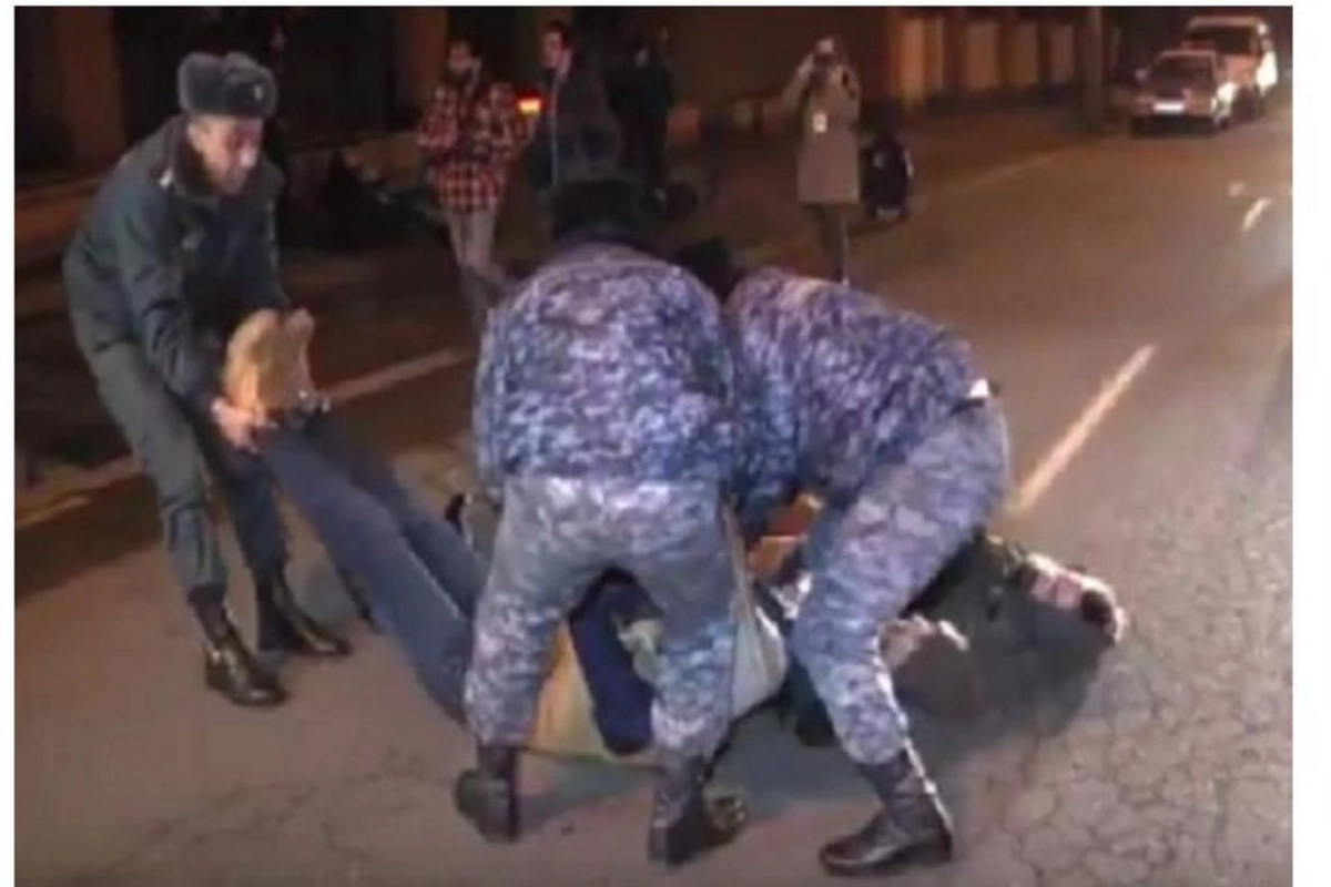 Polis müxalif liderin qolunu belə sındırdı — VİDEO
