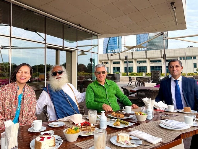 Prezidentin köməkçisi məşhur yoqin Sadhquru ilə görüşdü — FOTO