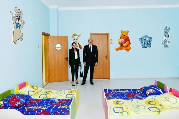 Prezident və birinci xanım yeni yaşayış kompleksinin açılışında iştirak etdilər — YENİLƏNİB Prezident və birinci xanım yeni yaşayış kompleksinin açılışında iştirak etdilər — YENİLƏNİB