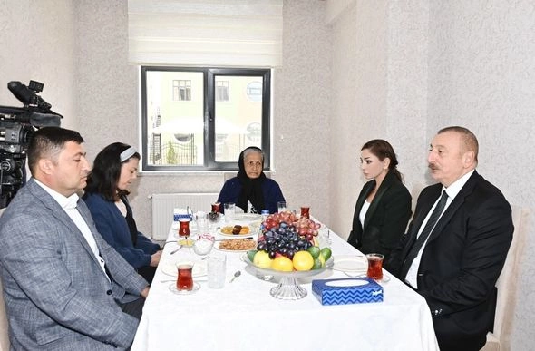 Prezident və birinci xanım yeni yaşayış kompleksinin açılışında iştirak etdilər — YENİLƏNİB Prezident və birinci xanım yeni yaşayış kompleksinin açılışında iştirak etdilər — YENİLƏNİB